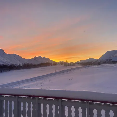 Hébergement de vacances Aurora House Under The Mountain *
