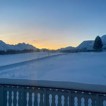 Aurora House Under The Mountain *