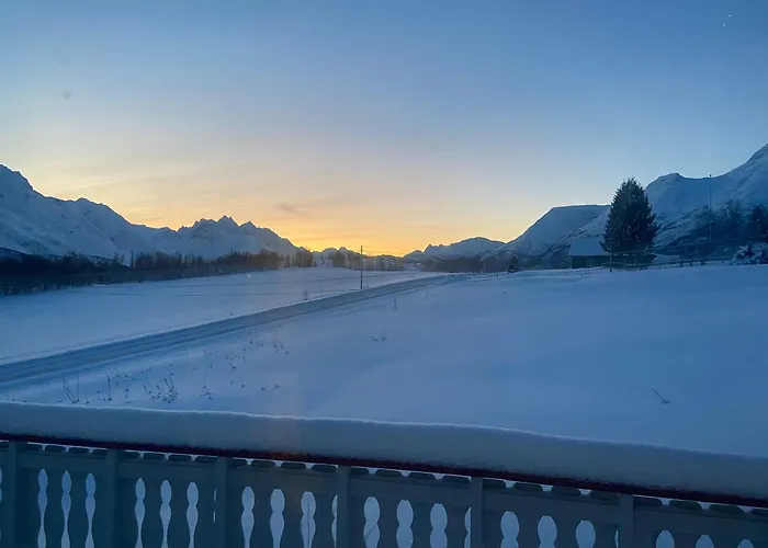 Aurora House Under The Mountain *